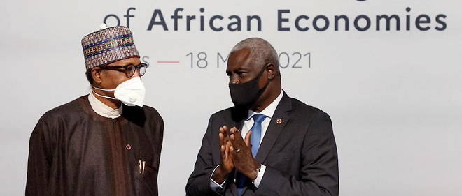 Muhammadu Buhari, president du Nigeria, premiere puissance economique d'Afrique, devise avec Moussa Faki, president de la Commission de l'Union africaine, lors du Sommet des economies africaines le 18 mai a Paris. 
