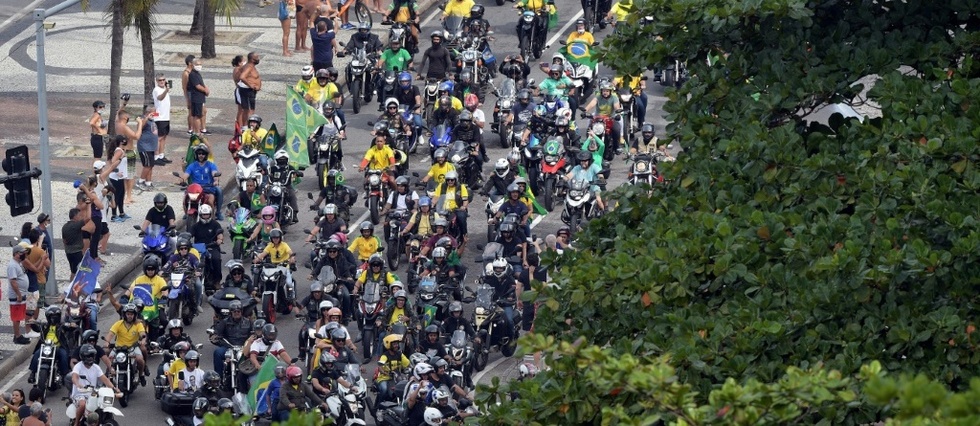 Bresil: Bolsonaro harangue la foule a moto en pleine pandemie
