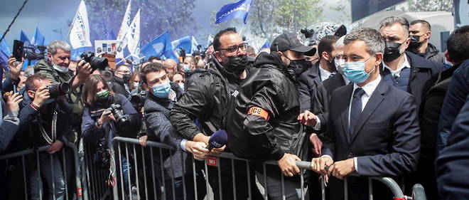 Gerald Darmanin lors de la manifestation de policiers sur les Champs-Elysees le 19 mai 2021.
