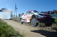 La Toyota Yaris WRC pilotée par Elfyn Evans volant vers la victoire du rallye du Portugal lors de la fameuse épreuve spéciale de Fafe.
