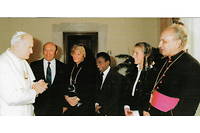 Jean-Paul II reçoit, en 1988, la famille Dard après sa messe matutinale quotidienne.
