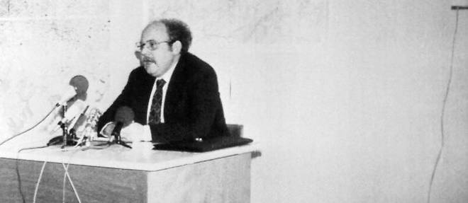 Le juge Jean-Pierre Trembley donne une conference de presse devant les pieces a conviction, le 31 mars 1983 a Geneve, apres l'enlevement de Josephine Dard.
