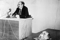 Le juge Jean-Pierre Trembley donne une conférence de presse devant les pièces à conviction, le 31 mars 1983 à Genève, après l'enlèvement de Joséphine Dard.
