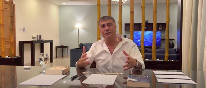 Sedat Peker regle ses comptes avec le pouvoir en place, sur YouTube.
