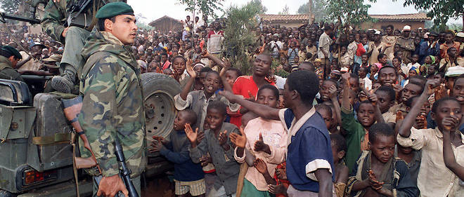 Des refugies accueillent les militaires francais de l'operation Turquoise dans un camp des environs de Butare, Rwanda , le 3 juillet 1994.
