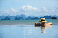 L'ile de Phuket est habituellement prisee des touristes du monde entier.
