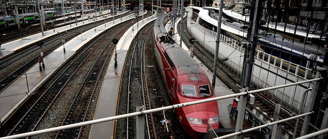 Gare du Nord : les rames Thalys cotoient celles de l'Eurostar, separees par les grilles (a droite).
