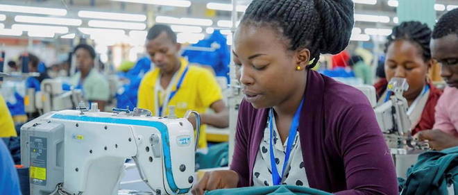 L'atelier de l'entreprise textile Pink Mango qui veut concilier performance economique et competitivite sociale responsable symbolise assez bien l'actuel Rwanda.
