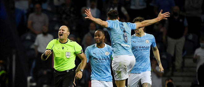 Les joueurs de Manchester City reclament un penalty.
