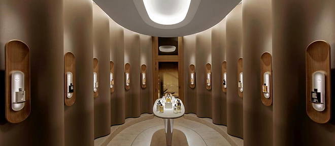 Situe au 22-24 place Vendome : le salon des parfums concu par l'agence Jouin-Manku pour Van Cleef & Arpels.
