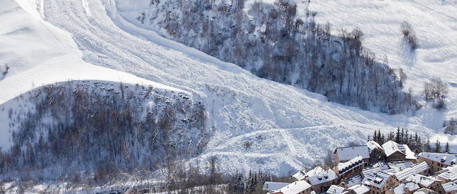 Le  11 fevrier 2021, a Pelvoux, dans les Hautes-Alpes, une imposante coulee de neige de plus de deux cents metres de large et trente metres de haut devale la pente  sous le refuge de l'Aigle.






