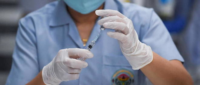 Les medecins ont administre des doses de Sinovac en Thailande, dans un centre de vaccination a l'interieur de la gare Bang Sue Grand a Bangkok, en Thailande.
