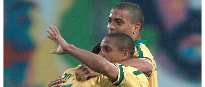 Roberto Carlos felicite par Mauro Silva et Ronaldo apres son incroyable but.
