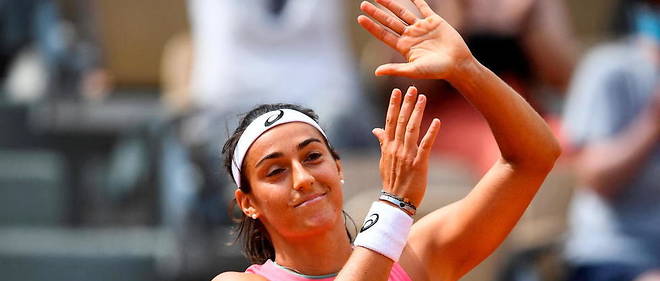 La Francaise Caroline Garcia salue le public apres son elimination de Roland-Garros, le 2 juin 2021.
