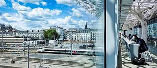  Signée Rudy Ricciotti, la mezzanine permet une vue à 360° sur les trains et la ville.  ©Sebastien ORTOLA/REA