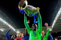 Sur le toit du monde avec le prix Fifa de meilleur gardien 2021, sur celui de l'Europe avec Chelsea le 29 mai 2021, le natif de Normandie et gardien de but des Lions de la Téranga en a étonné plus d'un par ses performances sur le tard au très haut niveau. 

