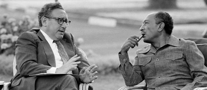 Le secretaire d'Etat americain Henry Kissinger et le president egyptien Sadate en 1975 a Alexandrie. 
