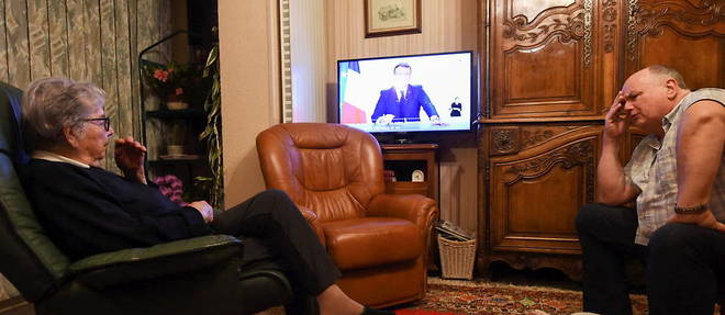 Un couple suit l'allocution televisee d'Emmanuel Macron le 24 novembre 2020 a Illiers-Combray, dans le centre de la France.  
