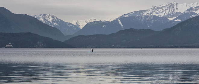Pour obtenir ces resultats, les scientifiques ont etudie 45 000 echantillons d'eau preleves dans 400 lacs, dont des lacs francais comme ceux d'Annecy en Haute-Savoie et celui du Bourget en Savoie.
