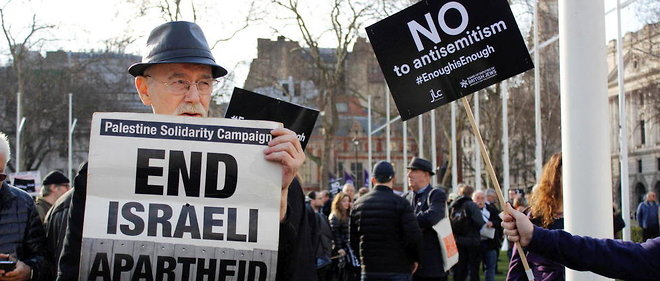 Manifestation entre opposants et partisans du Parti travailliste, accuse d'antisemitisme, a Londres, le 26 mars 2018. 
