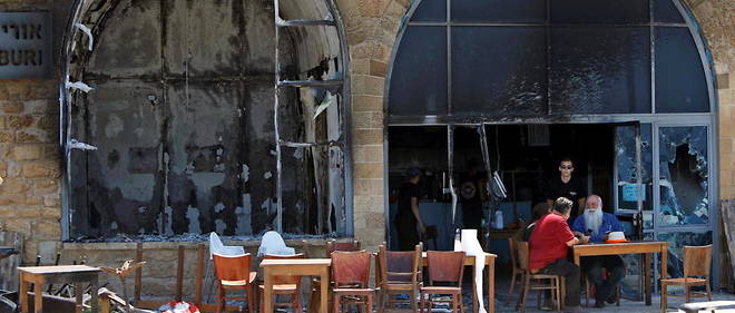 Ce restaurant d'Acre, ville cotiere du nord d'Israel, a ete en partie incendie lors des emeutes.  
