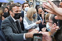 Emmanuel Macron et son epouse Brigitte au contact avec la foule lors de leur deplacement a Valence.
