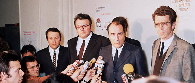 Le 11 juin 1971, au congres d'Epinay-sur-Seine : Francois Mitterrand, entoure de Georges Sarre (Ceres) et Pierre Mauroy (a gauche) et de Pierre Joxe (a droite).
