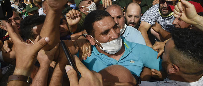 Karim Tabbou est un visage tres populaire de la contestation antiregime, Hirak, declenchee en fevrier 2019. Il a ete arrete avec trois autres voix critiques, la veille des legislatives. 
