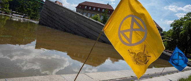 Le drapeau du mouvement Extinction Rebellion flotte a Berlin, le 16 juin 2020, a proximite des ministeres de l'Economie et des Transports en signe de protestation contre la politique environnementale de l'Allemagne.

