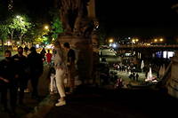 La police a commencé à disperser les jeunes fêtards, massés sur l'esplanade des Invalides, vers 23 h 30 vendredi soir.
