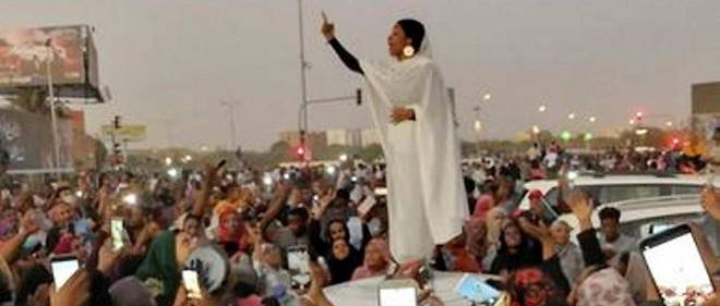 Alaa Salah harangue la foule le 8 avril 2019 sur une place de Khartoum au Soudan. Trois jours plus tard, le dictateur Omar el-Bechir etait renverse.
