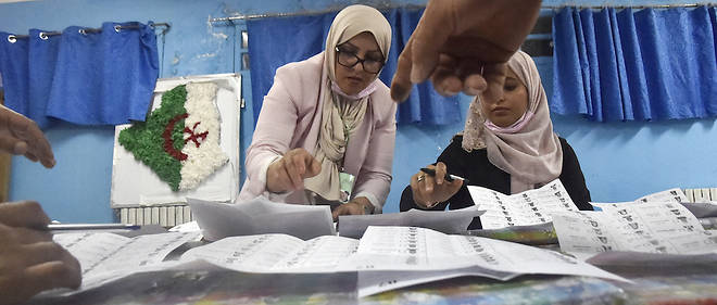 Les Algeriens ont defile au compte-gouttes dans les isoloirs comme en atteste le faible niveau de participation, autour de 10 % a la mi-journee.
Les Algeriens ont defile au compte-gouttes dans les isoloirs comme en atteste le faible niveau de participation, autour de 10 % a la mi-journee.