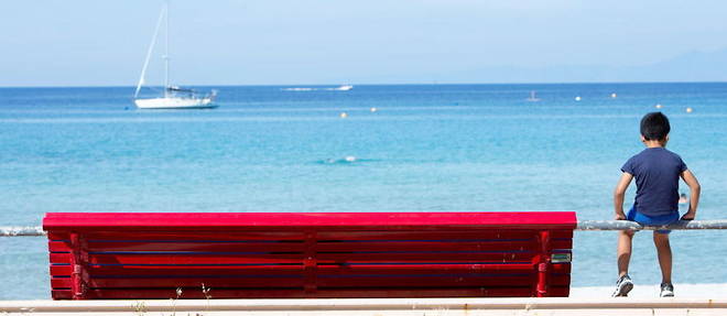 Le banc rouge installe en hommage a Julie Douib et aux victimes de feminicide sur la promenade de la Marinella, a L'Ile-Rousse (Haute-Corse).  
