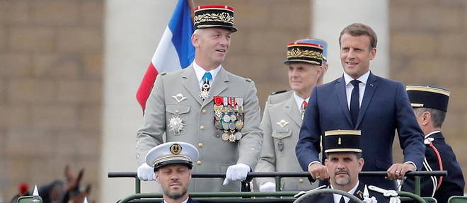 Emmanuel Macron et la general Francois Lecointre sur les Champs-Elysees le 14 juillet 2020.
