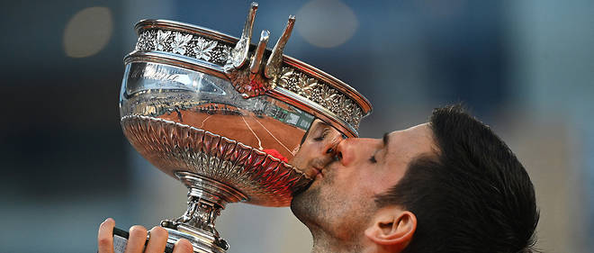Novak Djokovic a remporte son 19e titre du grand chelem en battant Stefanos Tsitsipas (6-7 [6-8], 2-6, 6-3, 6-2, 6-4) en finale de Roland-Garros.
