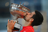 Novak Djokovic a remporté son 19 e  titre du grand chelem en battant Stéfanos Tsitsipas (6-7 [6-8], 2-6, 6-3, 6-2, 6-4) en finale de Roland-Garros.
