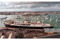 Le « Britannia » à quai à Portsmouth (sud de l'Angleterre), le 22 novembre 1997. Il sera désarmé le mois suivant en présence de la reine, qui l'avait baptisé.
