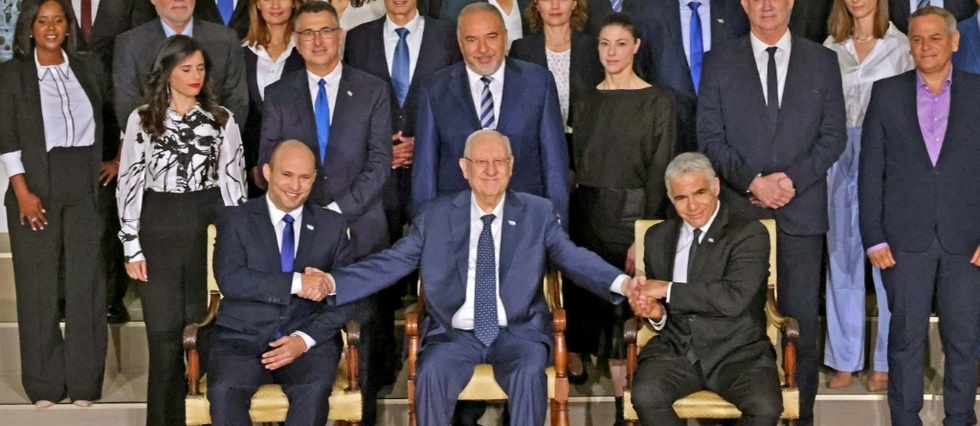 Un gouvernement entre en fonction en Israel, le premier sans Netanyahu en 12 ans Un gouvernement entre en fonction en Israel, le premier sans Netanyahu en 12 ans