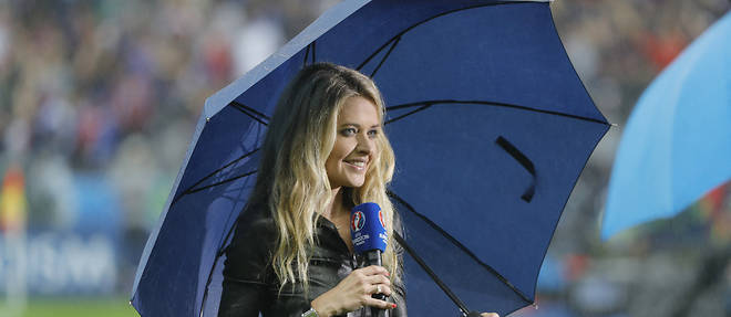 Journaliste bord terrain pour M6 lors de l'Euro de football, Carine Galli evoque pour << Le Point >> les Bleus et la competition.
