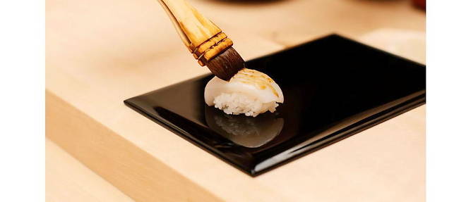 Shunei Shimura laque au pinceau le sushi a l'encornet de sauce nikiri (soja, sake, mirin)
