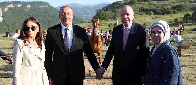 Les presidents turc et azerbaidjanais avec leurs epouses prennent la pose a Choucha, le 15 juin 2021.
