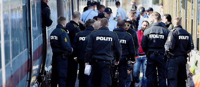 La police danoise bloque des refugies syriens et irakiens a Rodby, dans le sud du pays, le 9 septembre 2015.
