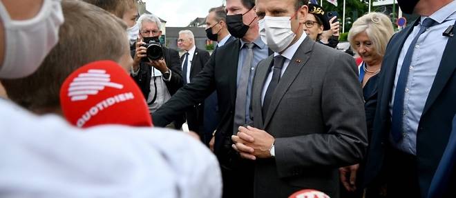 Macron fait de la lecture une grande cause nationale et se defend d'etre "en campagne"