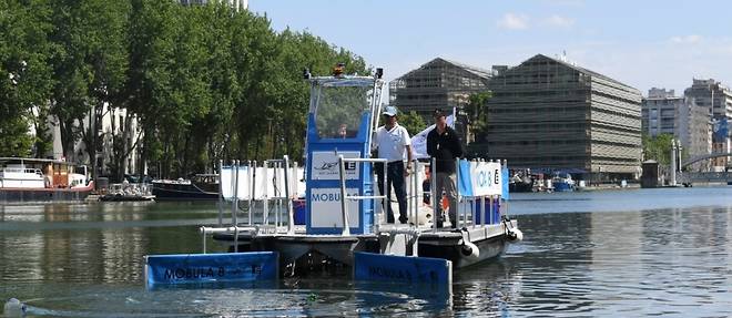 L'ONG du navigateur Bourgnon presente un bateau de depollution plastique fluviale
