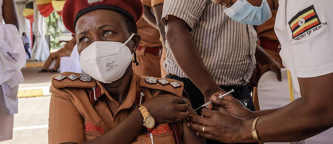 L'Ouganda avait impose l'annee derniere des mesures drastiques alors qu'il n'avait enregistre qu'une poignee de cas. 
