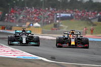 Après une erreur en début de course et deux arrêts aux stands, Max Verstappen parvient finalement à doubler Lewis Hamilton dans l'avant-dernier-tour du GP de France.
