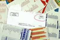 Les enveloppes contenant les tracts électoraux ont été distribuées par Adrexo, une société privée, choisie à l'issue d'un appel d'offres du ministère de l'Intérieur.
