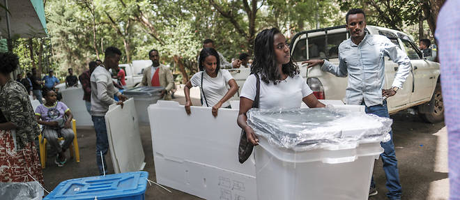 Jusqu'au dernier moment... Des responsables electoraux chargent du materiel de vote dans une camionnette dans un centre de distribution de la ville de Bahir Dar, en Ethiopie, le 20 juin 2021.
