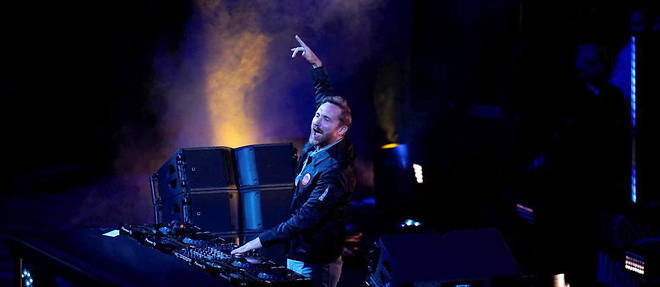 David Guetta en concert lors d'un match de NBA a New York.  
