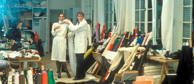  Le mannequin d’origine indienne Kirat Young et Yves Saint Laurent dans le studio du couturier, à Paris, en 1983.  
